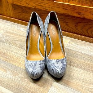 Snakeskin pattern platform heels! Beautiful!